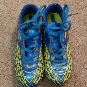 Boys soccer shoes size 5